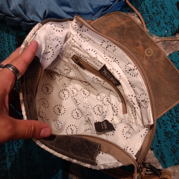 Myra Crossbody Handbag Purse Leather Flap & Strap Outer/Inner Zip Pocket Western - Picture 4 of 5